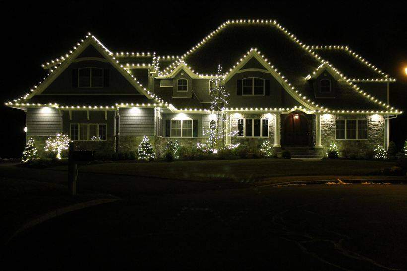 Estate roofline holiday lighting